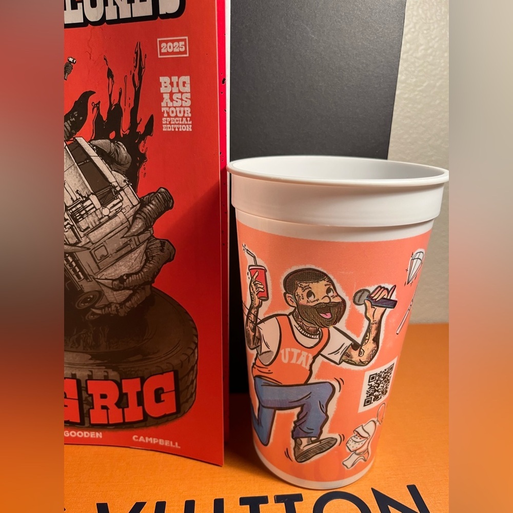 Post Malone Lot - includes a tour book & 2 Canes collaboration cups ! - Picture 2 of 11